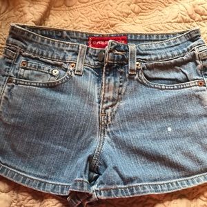 🔥🔥Levi’s Jean shorts juniors